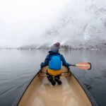 Zasneženo Bohinjsko jezero s kanujem