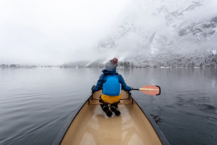 Zasneženo Bohinjsko jezero s kanujem