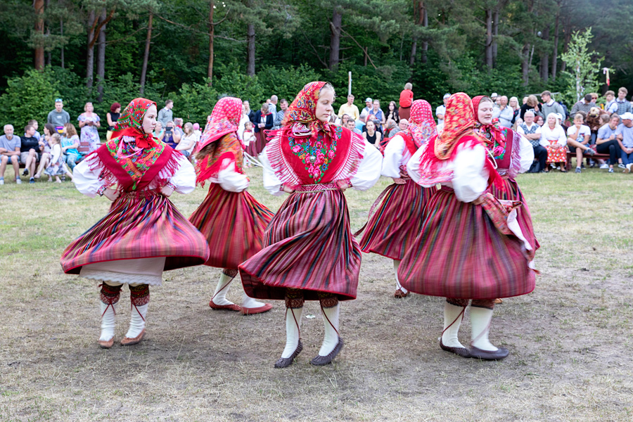 Otok Kihnu in praznovanje Jaanipäev-a, Estonija