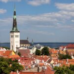 Od peščenih plaž, mimo močvirja Viru vse do mesta Talin, Estonija