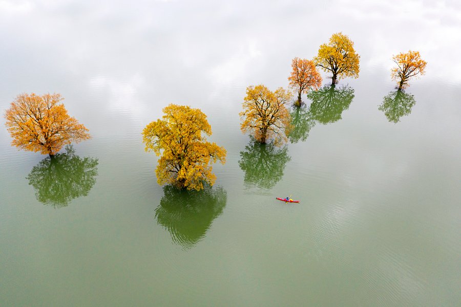 Kajakiranje in Planinsko polje v jesenskih barvah, Slovenija