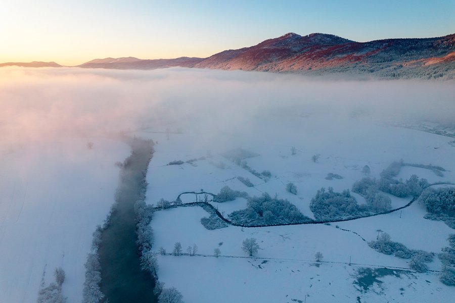 Zimska idila ob reki Krki in vzpon na Pogorelec, Slovenija