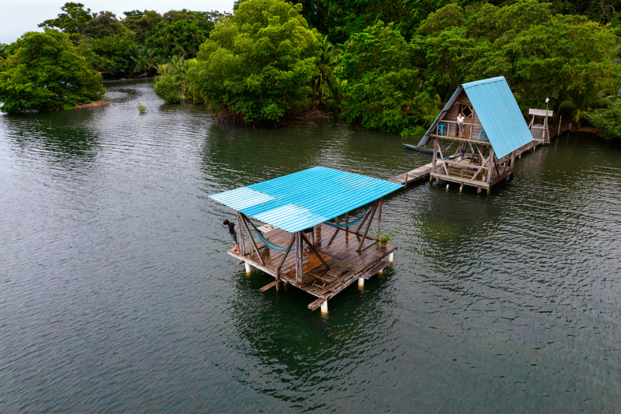 Otok San Cristobal v Bocas del Toro in hiška na vodi, Panama