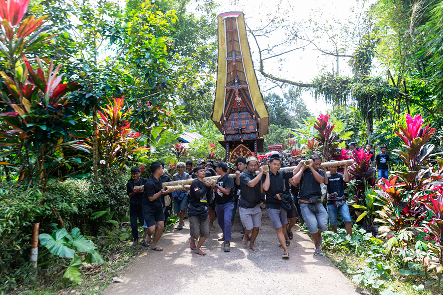 Pogrebna slovesnost v Tana Toraja, Sulawesi, Indonezija