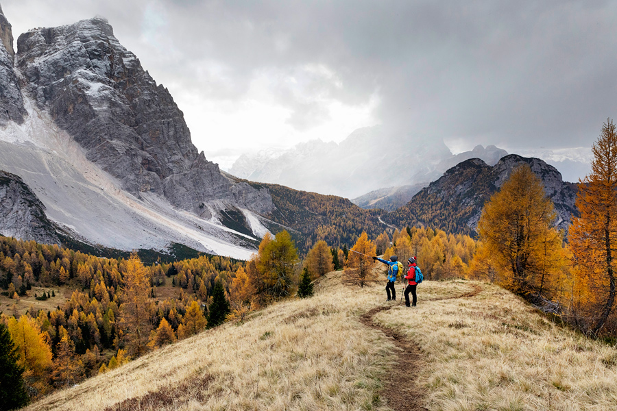Ko vreme prekriža načrte: jesenski vzpon na Col de la Puina pod Pelmom, Italija