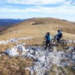 Po travnatih vršacih s kolesom: Kojnik in Golič