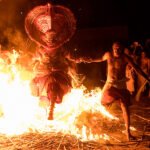 Noč, ko je Theyyam plesal skozi ogenj, Kerala, Indija