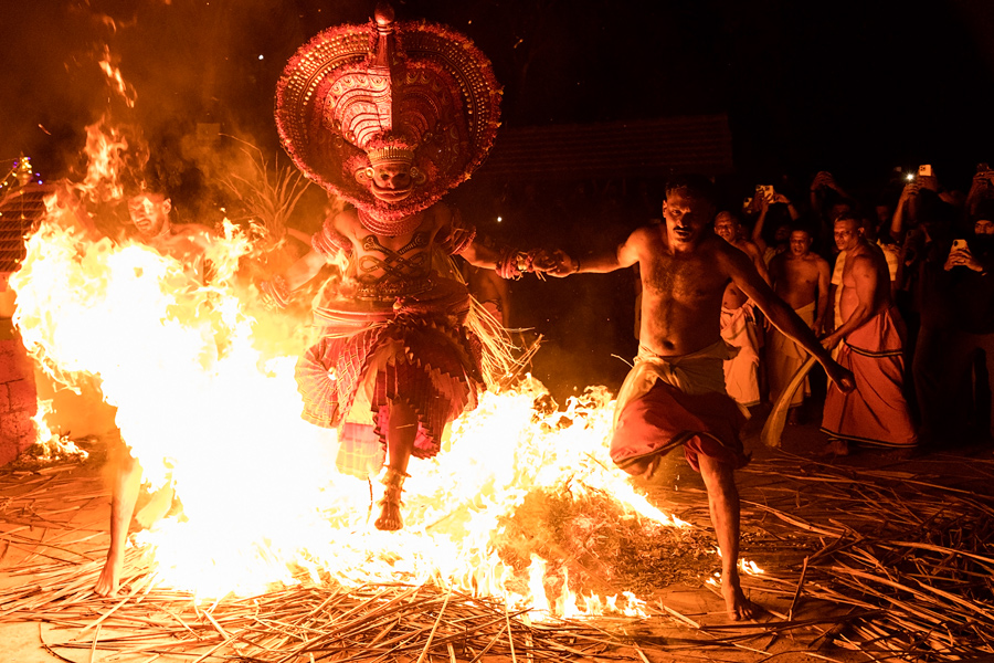 Noč, ko je Theyyam plesal skozi ogenj, Kerala, Indija